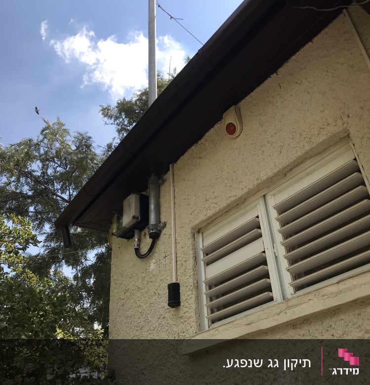 חוטי חשמל על גג עם אנטנה ועמוד